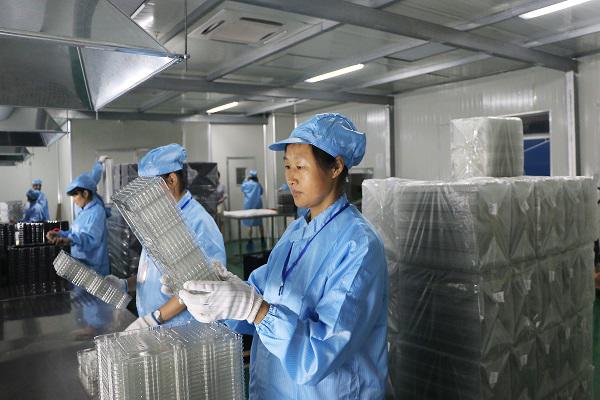 員工進行吸塑托盤質(zhì)量的檢查 員工進行吸塑托盤質(zhì)量的檢查