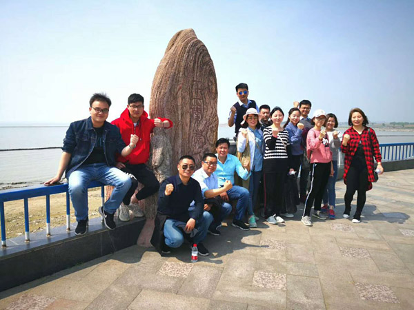 巢湖邊上全體員工合影 巢湖邊上全體員工合影